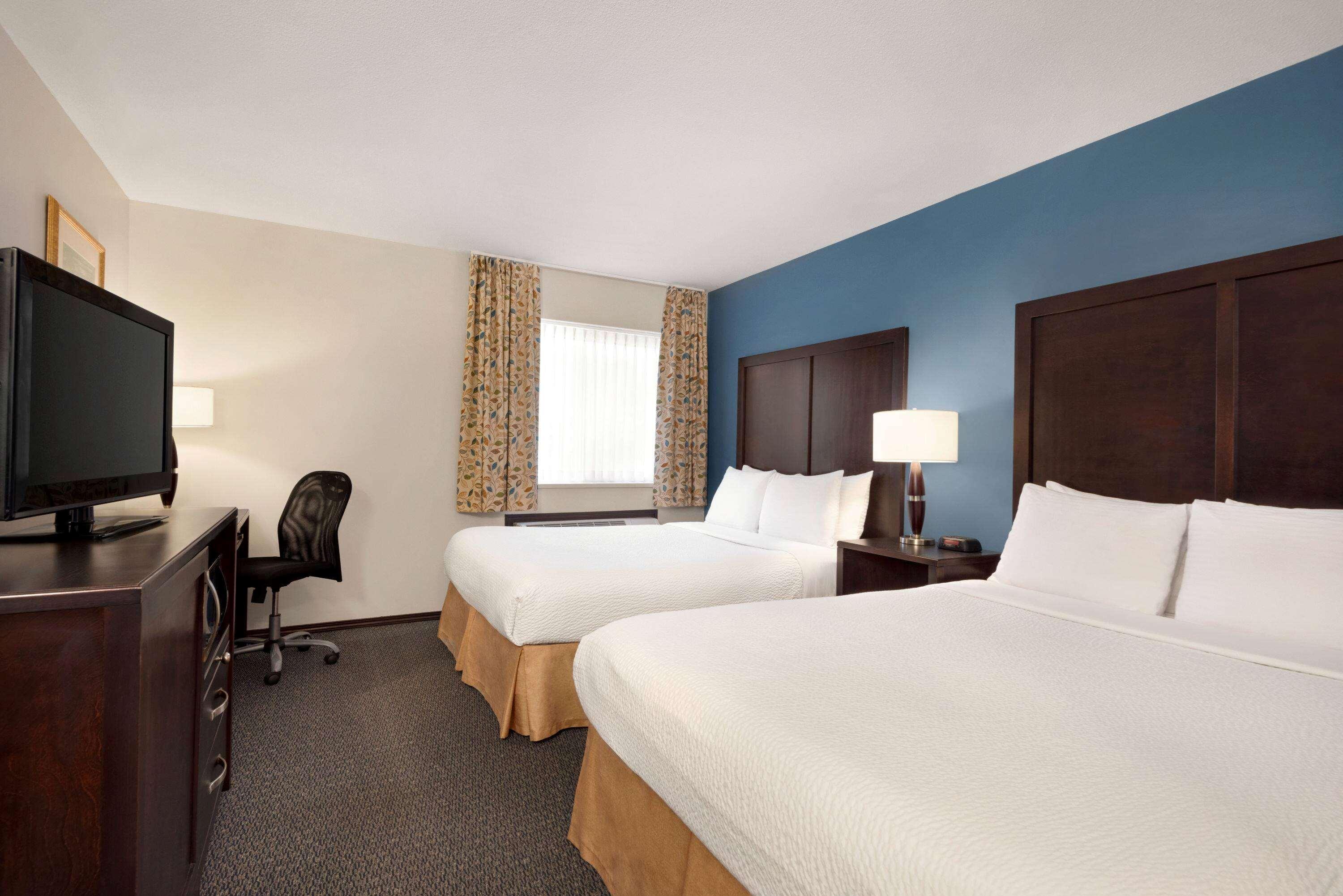 Days Inn By Wyndham Kelowna Bagian luar foto